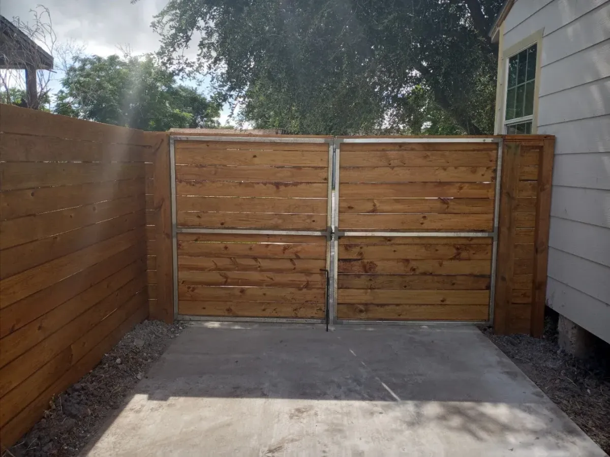 Fence contractor in Portland, TX
