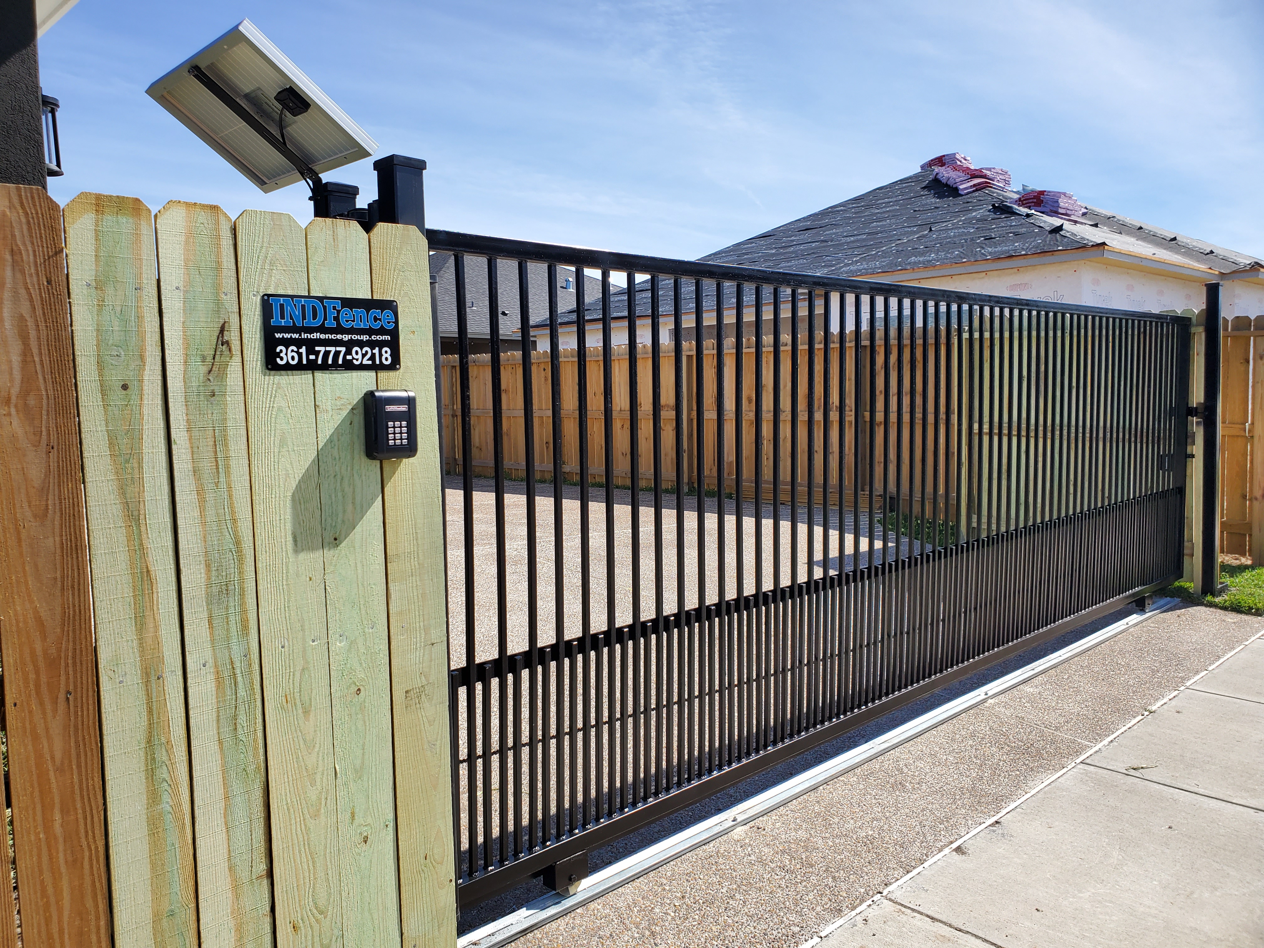 Automatic swing gate with keypad entry